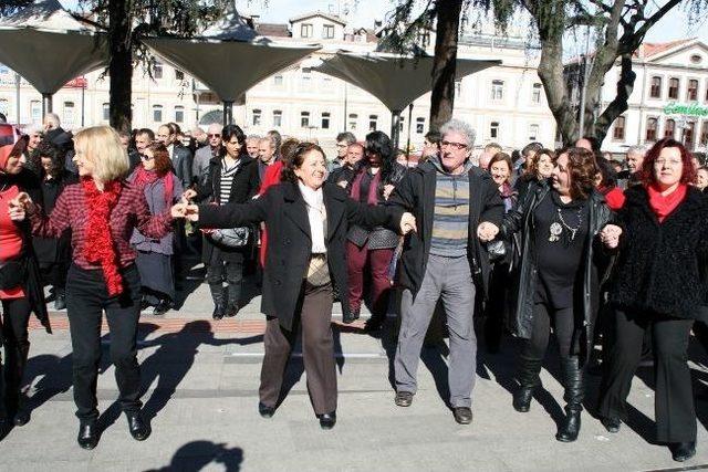 Trabzon’da Kadınlar ‘kadına Ve Kız Çocuklarına Şiddete Hayır’ İçin Dans Etti