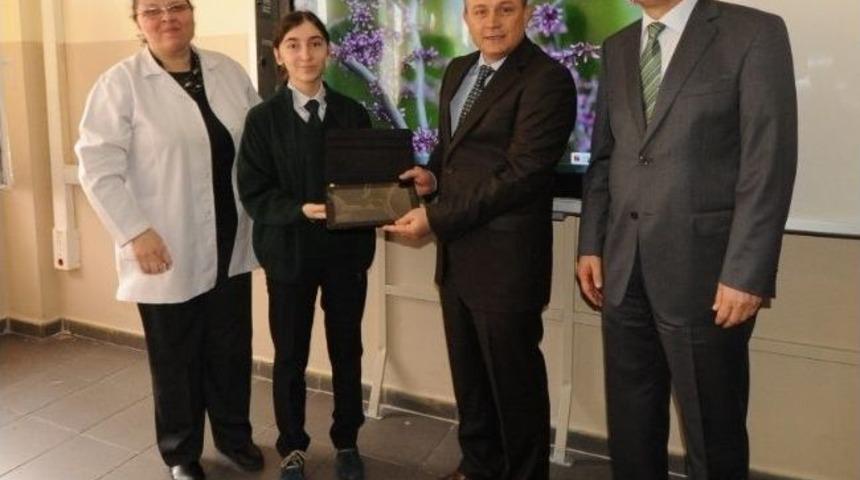 Valı Kızılcık Pılot Okullarda Tablet Bılgısayar Dağıttı