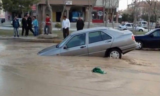 Su Borusu Yolu &Ccedil;&ouml;kertti, Otomobil İ&ccedil;ine D&uuml;şt&uuml; 1