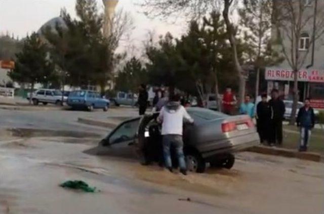 Su Borusu Yolu &Ccedil;&ouml;kertti, Otomobil İ&ccedil;ine D&uuml;şt&uuml; 2