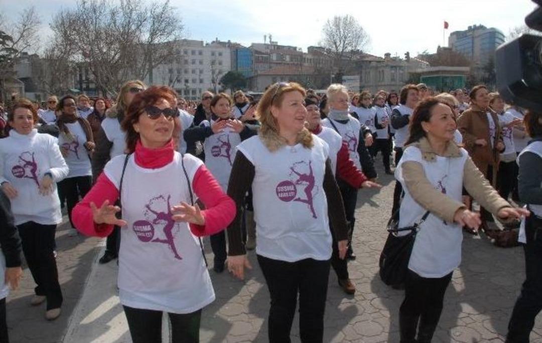 Kadınlardan &ldquo;şiddete Hayır&rdquo; Dansı