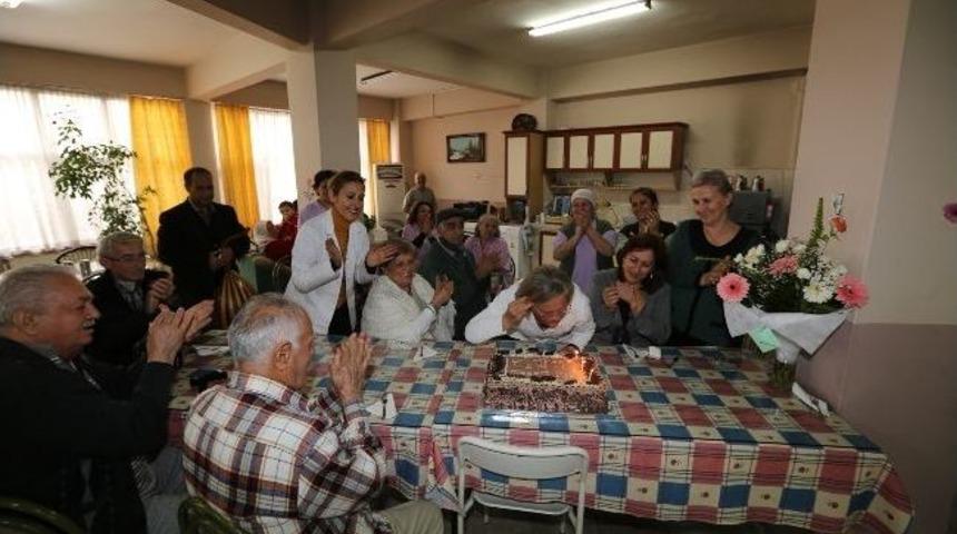 Huzurevinde Doğumg&uuml;n&uuml; Coşkusu