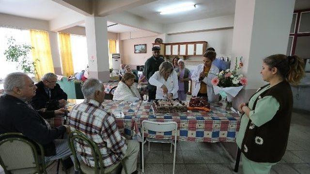 Huzurevinde Doğumgünü Coşkusu