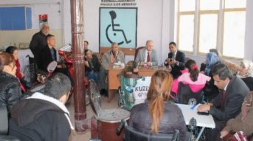 Kırşehir Valisi &Ouml;zdemir &Ccedil;akacak Engelliler Derneğini Ziyaret Etti