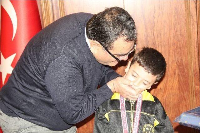 T&uuml;rkiye 4.&rsquo;s&uuml; Uygar Şeny&uuml;z, Kaymakam Okur&rsquo;u Ziyaret Etti 2