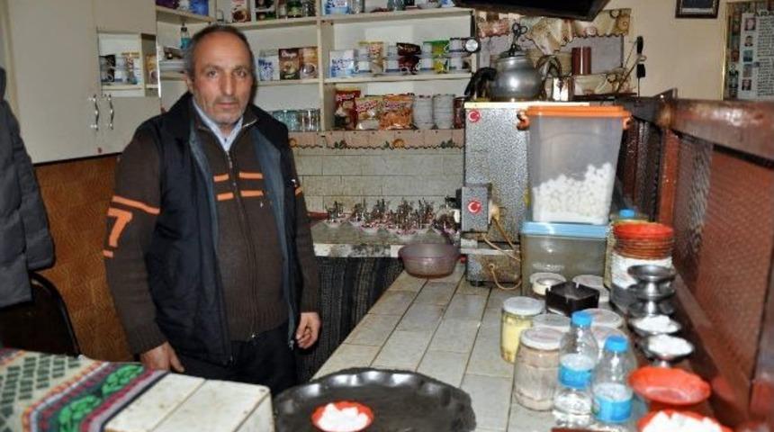 Karısından Şiddet G&ouml;rd&uuml;ğ&uuml; İ&ccedil;in Eve Gidemiyor