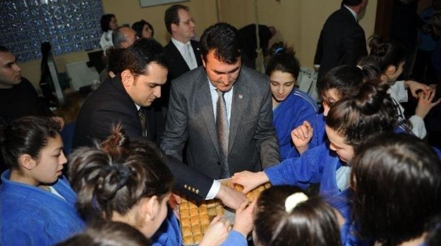 Başkandan Milli Judoculara Baklava İkramı