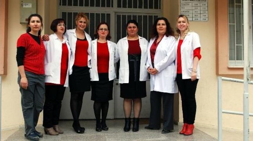 Kadına Şiddeti Kırmızı Kıyafetle Protesto Ettiler