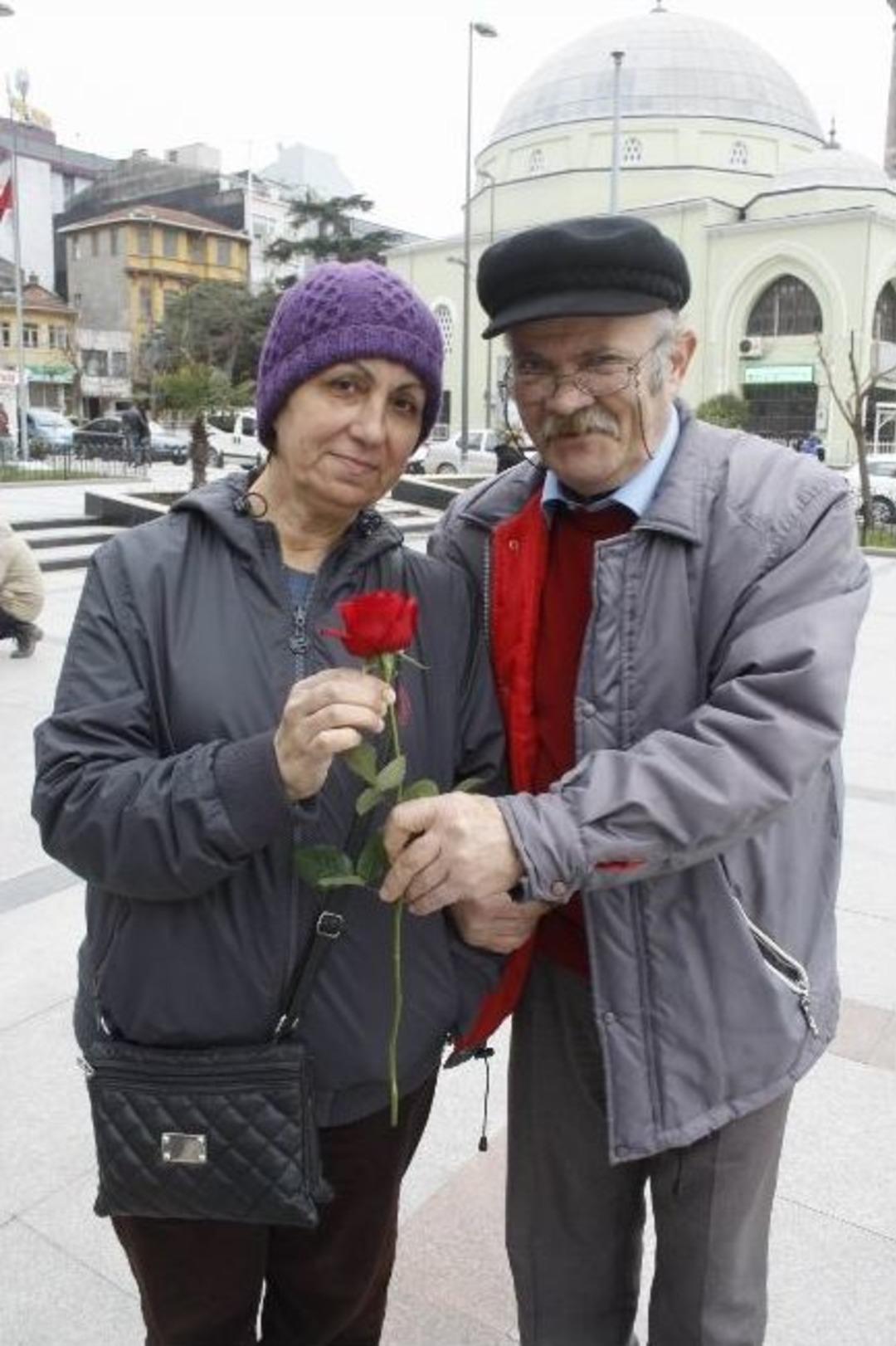 Bandırma'da Sevgililer G&uuml;l&uuml; Tercih Etti