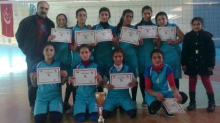 Kağızman'da şampiyonluğa doymayan okul