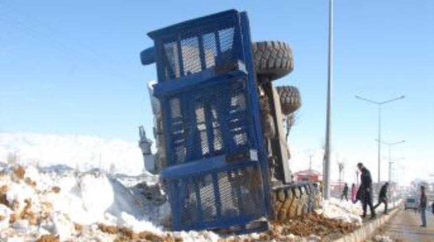 Başkale'de Polis Aracı Kaza Yaptı: 3 Yaralı