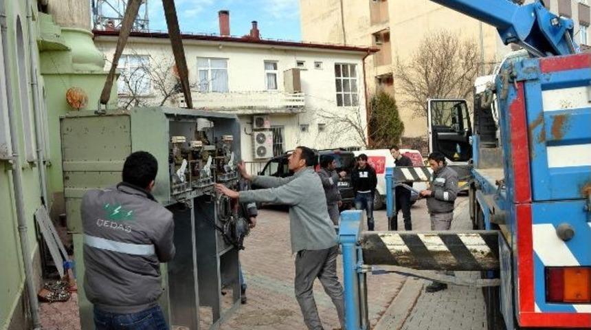 Suşehri&rsquo;nde Arıza Yapan Trafo İl&ccedil;eyi Elektriksiz Bıraktı