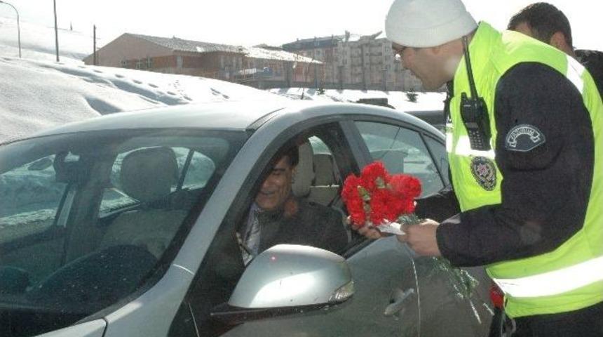Erzurum Polisinden S&uuml;r&uuml;c&uuml;lere 14 Şubat Sevgililer G&uuml;n&uuml; Jesti