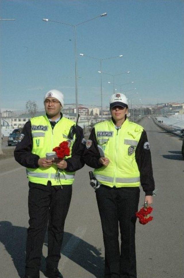 Erzurum Polisinden S&uuml;r&uuml;c&uuml;lere 14 Şubat Sevgililer G&uuml;n&uuml; Jesti 1