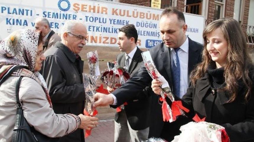İlkadım&rsquo;da Bin G&uuml;l Dağıtıldı