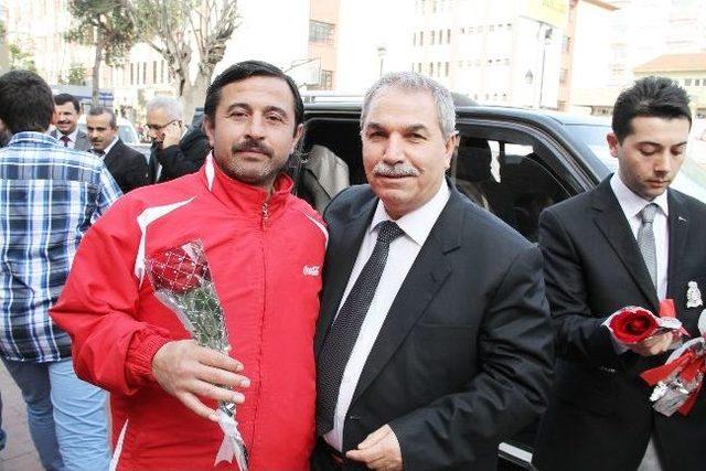 İlkadım&rsquo;da Bin G&uuml;l Dağıtıldı 1