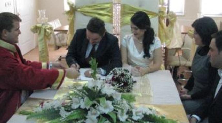 14 Şubat Sevgililer G&uuml;n&uuml;nde 2 &Ccedil;ifte Nikah