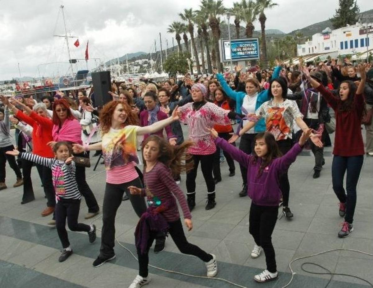Şiddete Tepki İ&ccedil;in Dans Eden Kadınlar Profesyonel Dans&ccedil;ılara Taş &Ccedil;ıkarttı