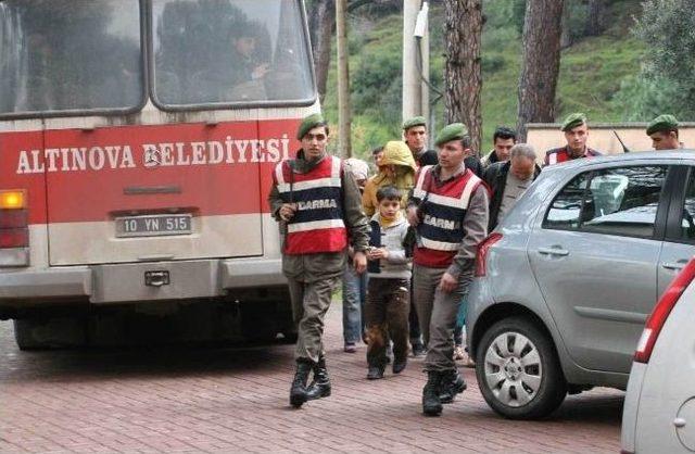Balıkesir&rsquo;de Jandarmadan Villaya M&uuml;lteci Baskını 3