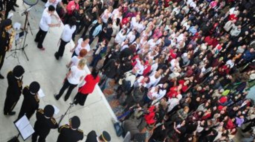 Fethiyeli Kadınlar '1 Milyar' Olmak I&ccedil;in Dans Etti