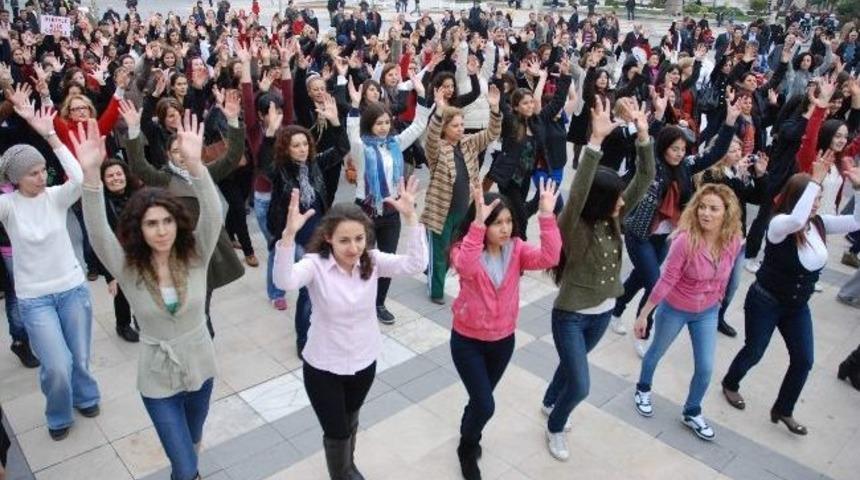 Sevgililer G&uuml;n&uuml;nde Danslı Protesto