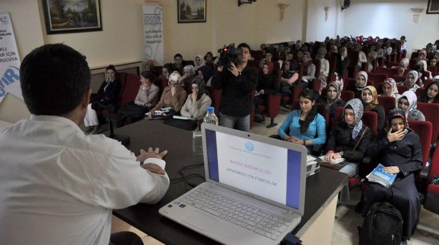 &Ouml;ğrencilere Sigara, Alkol Ve Uyuşturucunun Zararlarını Anlatıyorlar