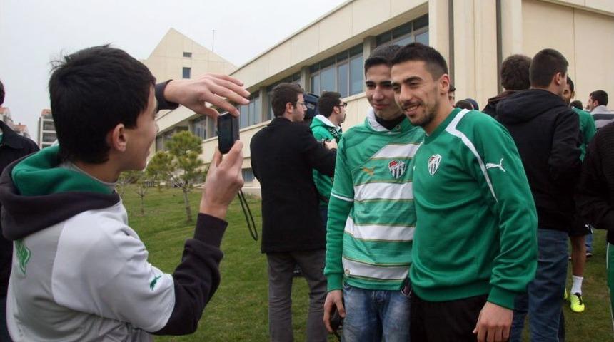 Bursaspor Taraftarları, Sevgililer G&uuml;n&uuml;nde &Ouml;zl&uuml;ce'ye Akın Etti