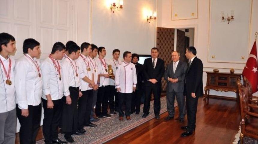 Liseli Aş&ccedil;ılardan Vali Yerlikaya&rsquo;ya Ziyaret