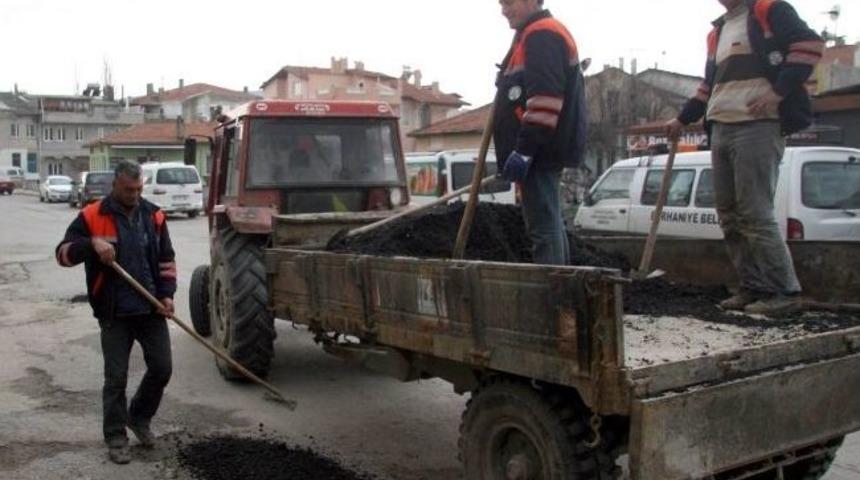 Burhaniye&rsquo;de Sel Sonrası Asfalt Timi Kuruldu