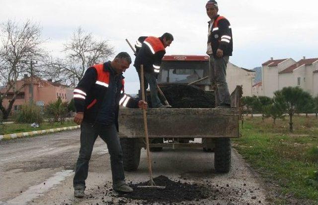 Burhaniye’de Sel Sonrası Asfalt Timi Kuruldu