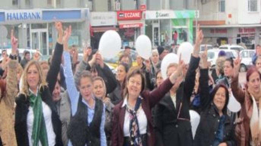 Chp İzmir Milletvekili H&uuml;lya G&uuml;ven, Kadınlarla Danslı Protestoda Buluştu