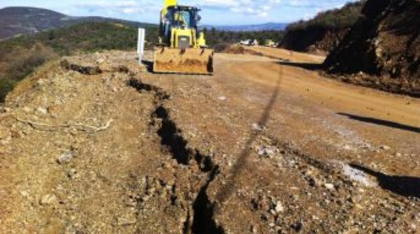 Balıkesir'de Aşırı Yağışlar Sebebiyle Yollarda Heyelan Meydana Geldi