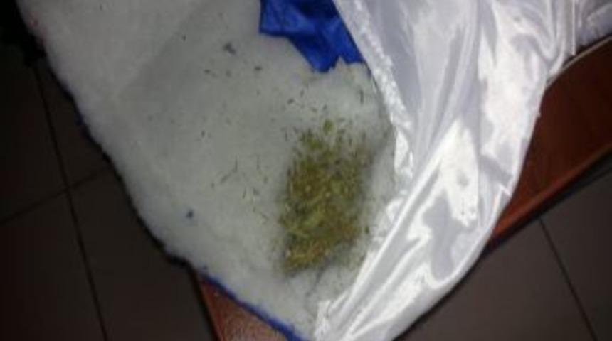 Cezaevine Esrar Sokmak İsterken Yakalandı