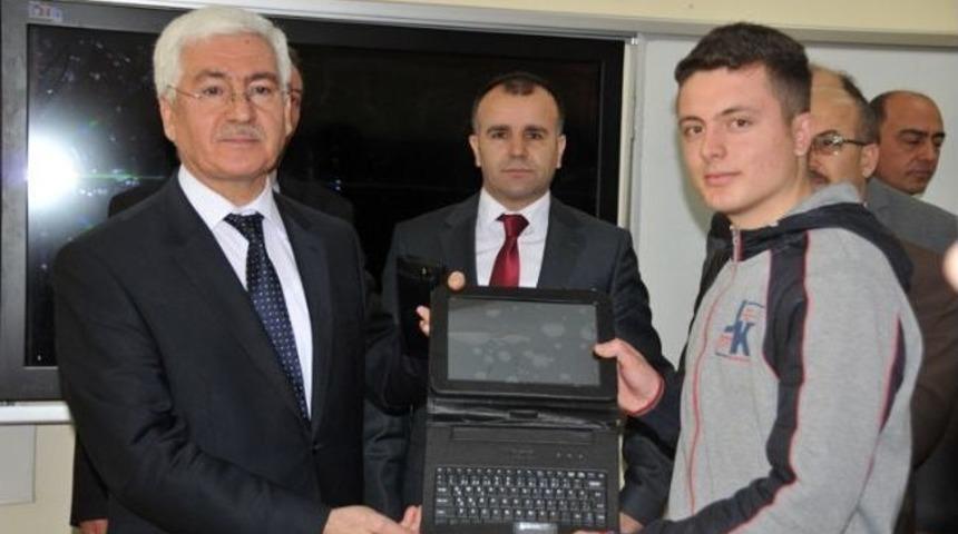 Karaman'da &Ouml;ğrencilere Tablet Bilgisayar Dağıtıldı