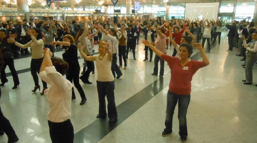 Havalimanında Dans Ederek Kadına Şiddeti Protesto Ettiler