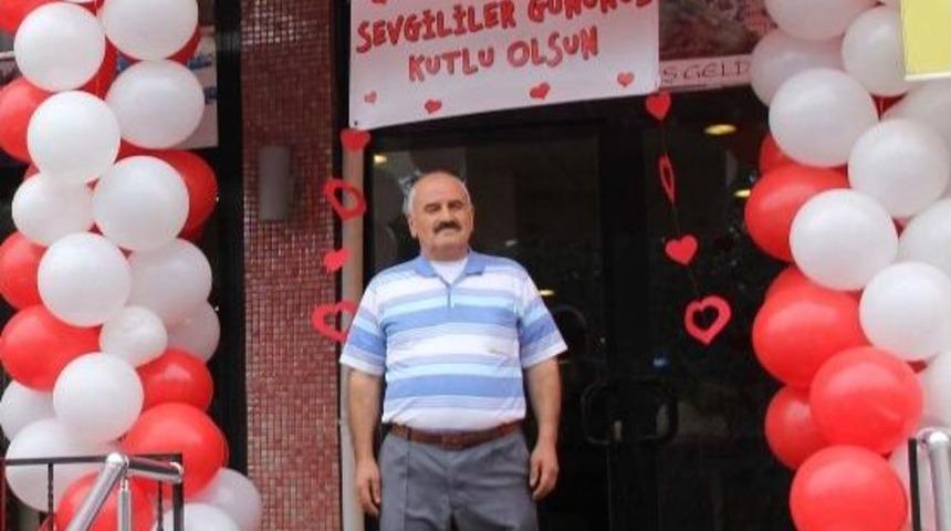 Esnaftan M&uuml;şterilerine Sevgililer G&uuml;n&uuml; Jesti