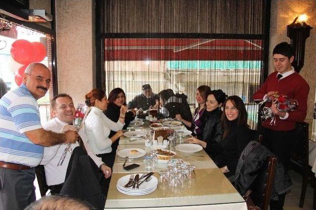 Esnaftan M&uuml;şterilerine Sevgililer G&uuml;n&uuml; Jesti 1