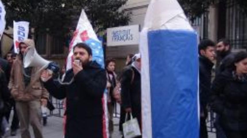 Fransa Konsolosluğu&rsquo;na Boya Atan Gruba Polis M&uuml;dahale Etti