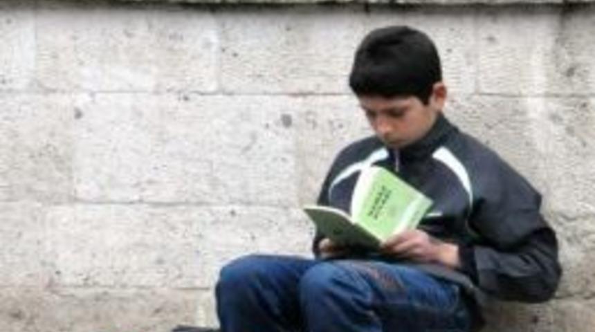 Boyacı &Ccedil;ocuğun Kitap Keyfi