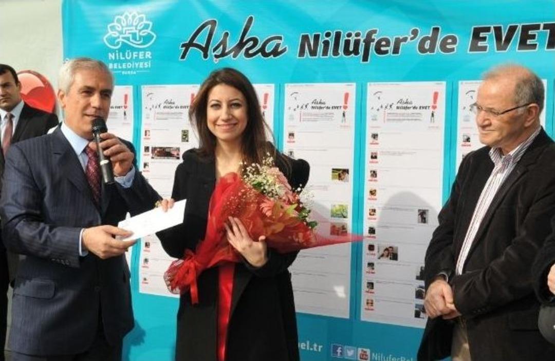 Sevgililer G&uuml;n&uuml;nde Dev Pastalı Kutlama