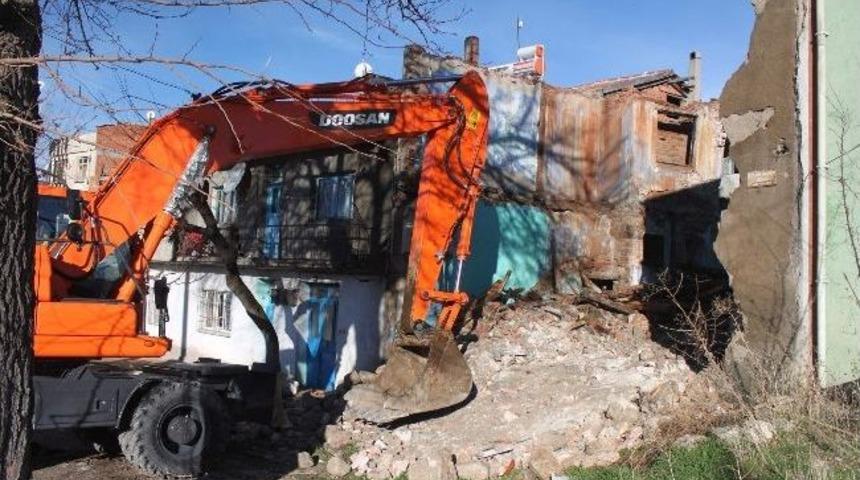 Dinar&rsquo;da Tehlikeli Metruk Bina Belediye Tarafından Yıkıldı