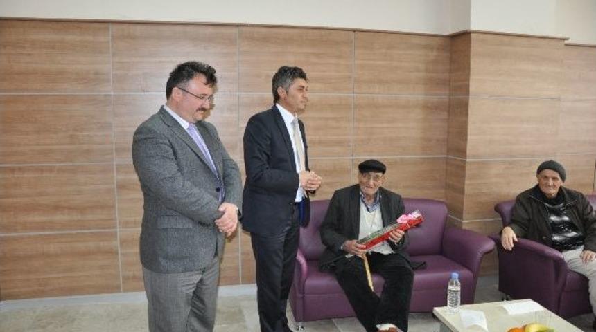 Başkan Elibol, Huzurevinde Kalan Yaşlıları Ziyaret Etti