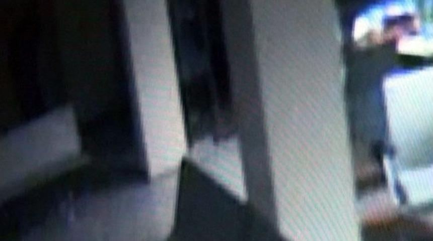 Bankaya Giren Hırsız G&uuml;venlik Kamerasına Takıldı