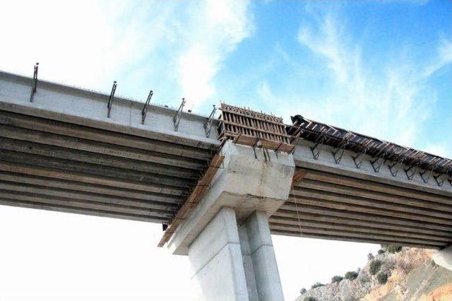 Hızlı Tren İnşaatından D&uuml;şen İş&ccedil;i Ağır Yaralandı 1