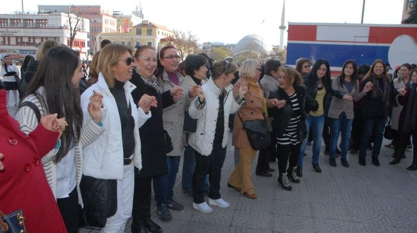Kadına Uygulanan Şiddeti, Dans Ederek Protesto Ettiler