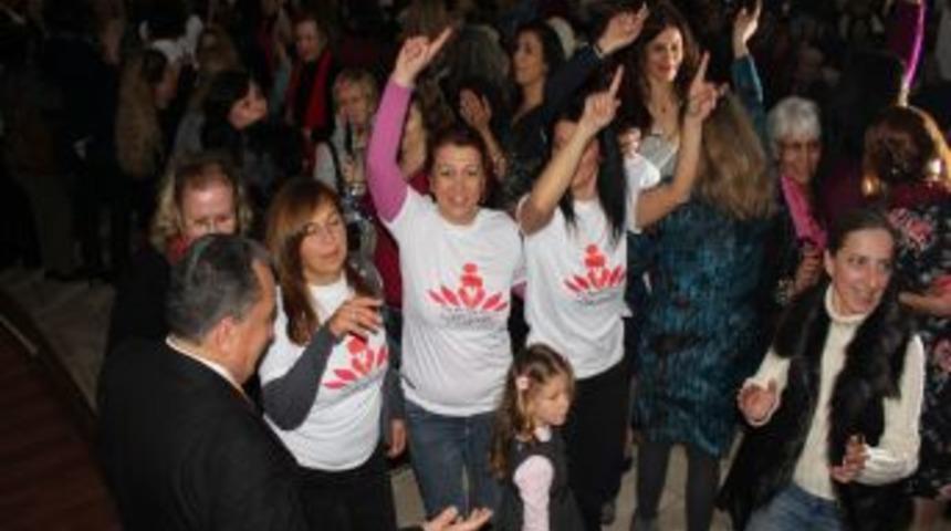 Ak&ccedil;aylı Kadınlar Şiddete Dans Ederek Protesto Etti