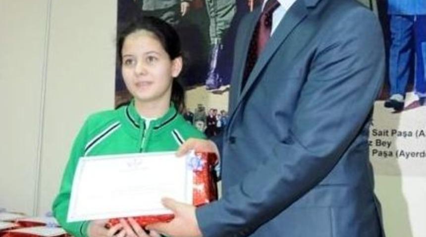 Başarılı &Ouml;ğrenciler &Ouml;d&uuml;llendirildi