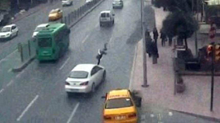 Yayaya &Ccedil;arpıp Ka&ccedil;an Otomobil G&uuml;venlik Kamerasında