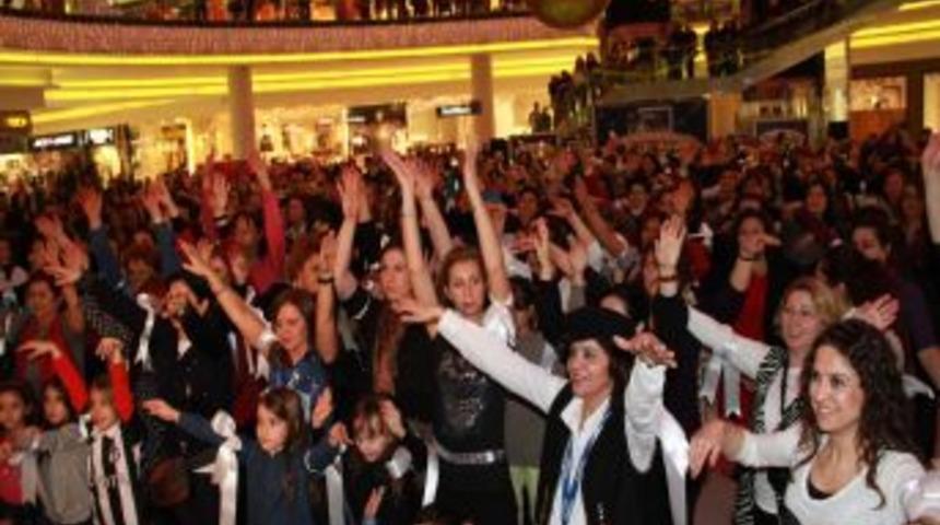 Bursalı Kadınlar, Kadına Karşı Şiddeti Toplu Dansla Protesto Etti