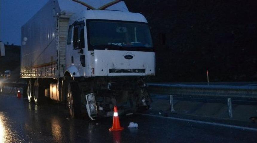 Tır İle Otomobil &Ccedil;arpıştı: 2 &Ouml;l&uuml;, 1 Yaralı